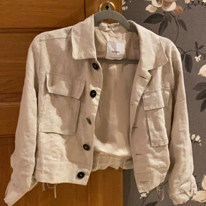 Mango linné jacka - Beige tunn jacka i 100% linné från Mango i Storlek xs, knappt använd!❣️