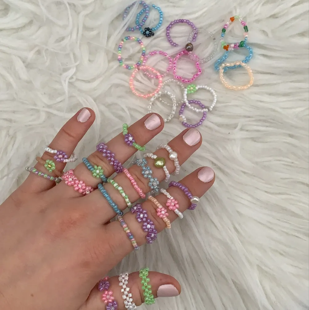 Följ gärna min Instagram @aliceruthjewelry                     Ny annons på ringarna! Alla finns då jag gjort nya😊    Vanliga ringar 20kr🦋                                                            Ringar med en blomma eller sötvattenspärla 30kr💛         Ringar med bara blommor eller flätade 50kr✨. Accessoarer.