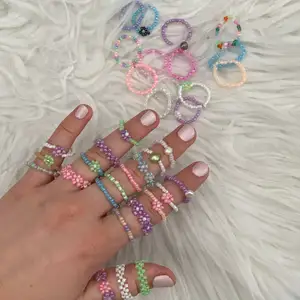 Följ gärna min Instagram @aliceruthjewelry                     Ny annons på ringarna! Alla finns då jag gjort nya😊    Vanliga ringar 20kr🦋                                                            Ringar med en blomma eller sötvattenspärla 30kr💛         Ringar med bara blommor eller flätade 50kr✨
