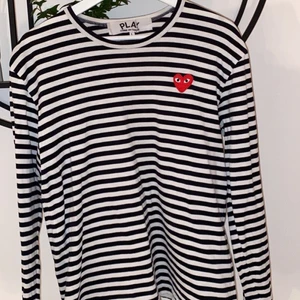 Cdg tröja L - Liten i storlek,passar s/m, litet som man knappt märker vid kragen på baksidan. Köparen betalar frakt 