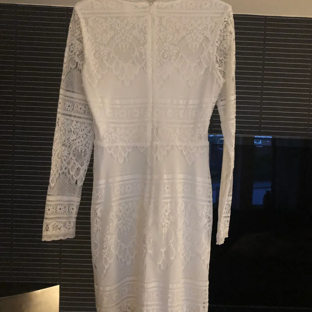 Vit spetsklänning från Nelly strl 36, använd 1 gång, kan fraktas, frakt ingår ej i priset. Klänningar.