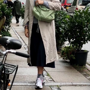 H&M trench coat  - H&M trench coat light beige size medium but fits oversized (I usually wear L)!! Worn a few times and thus might have a few imperfections 💓 190+ shipping 💓💓💓💓