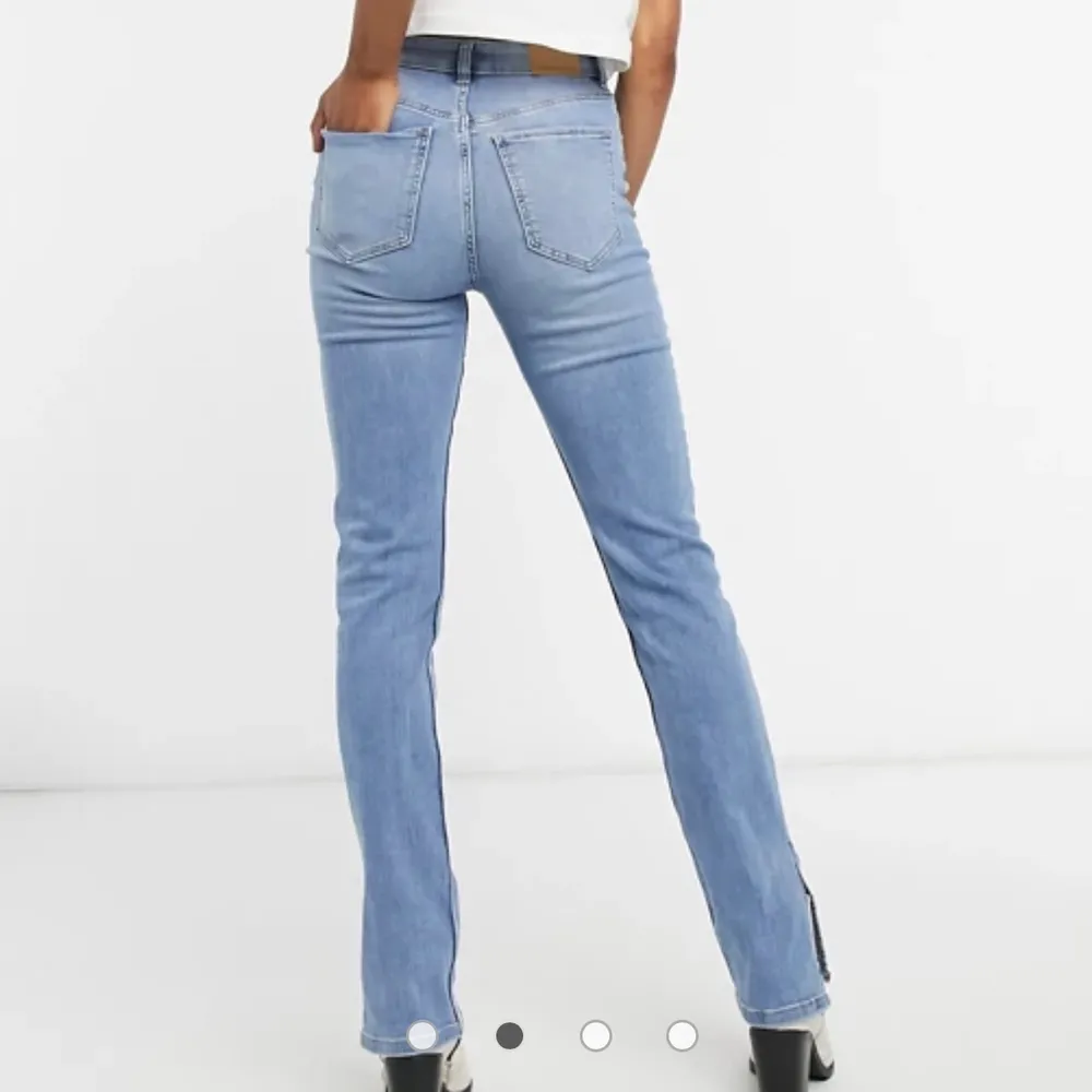 Ett par super sköna och stretchiga jeans från bershka med en slits. Dom är i storlek 36 och är stretchiga. Dom är helt oanvända och säljer dom då dom är helt oanvända. 200kr pluss frakt och priset kan diskuteras 💕. Jeans & Byxor.