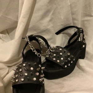 Asos  - Dom är i ny skick aldrig använda , men säljer då dom bara står hemma på en hylla 