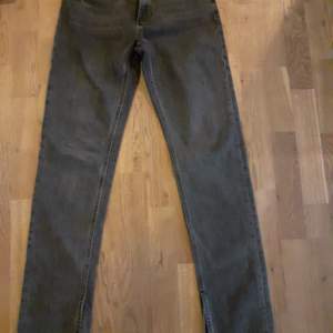 Slutsålda Zara jeans stl 36 ä. Mörkgrå, liten slits på sidorna. Dock avklippt midja (därav lågt pris)... 