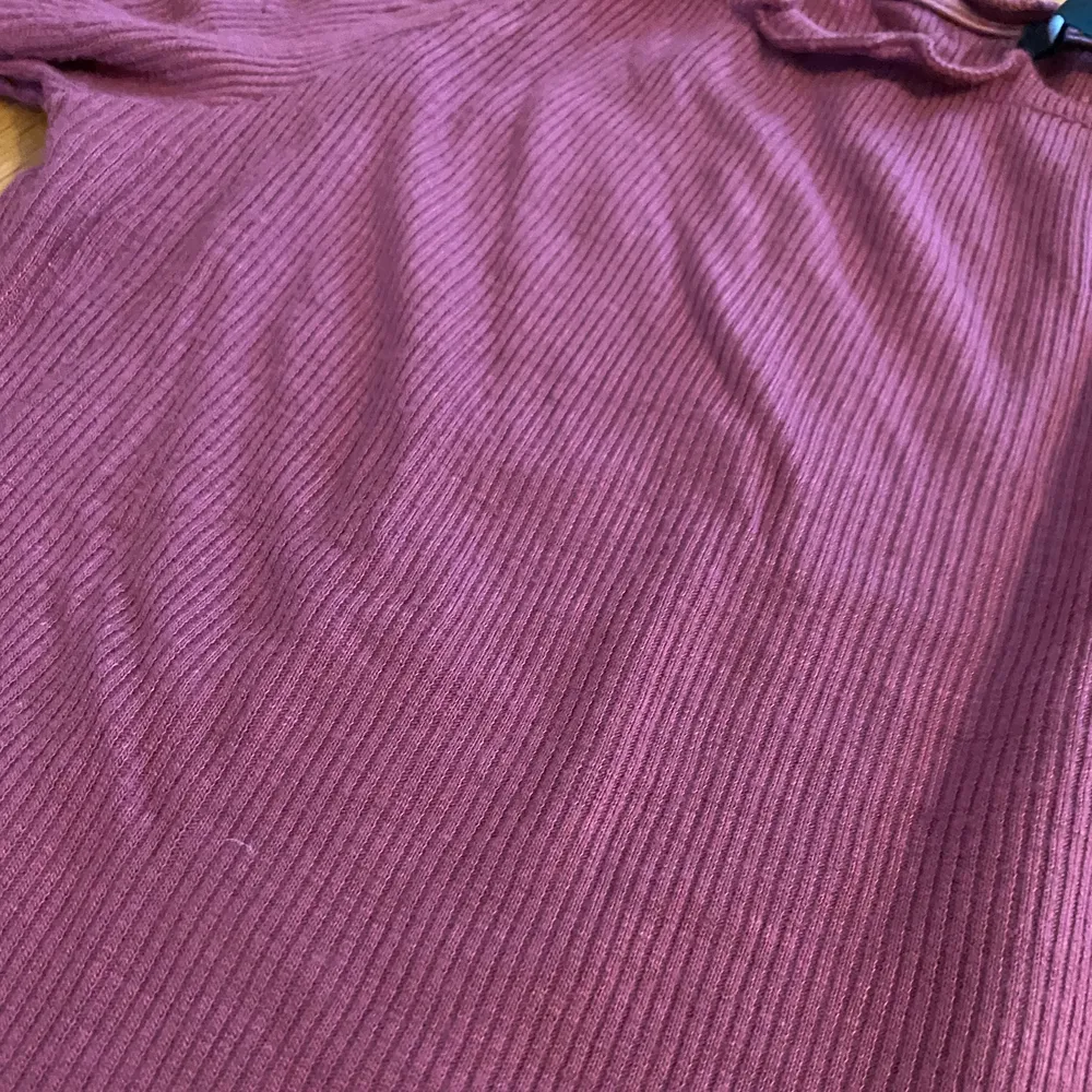 Off-shoulder tröja i en fin gammlesrosa färg, jättemjuk o jättefin! Passar även en S ☺️. Toppar.