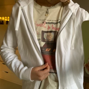 Vit zip-up hoodie  - Säljer den här mysiga vita zip-up hoodien från asos, bra skick 
