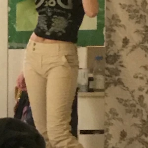Beigea jeans - ett par assnygga beigea jeans i storlek L men de sitter som en liten M i midjan💓177cm o på mig när de ner till anklarna när jag har byxorna som på bilden 🤝säljer då de är aningen korta på mig!!💓