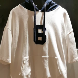 Hoodie med tryck - Asfet hoodie med korta armar, såå skönt material, inte alls använt mycket så i mycket bra skick, pris exklusive frakt! 