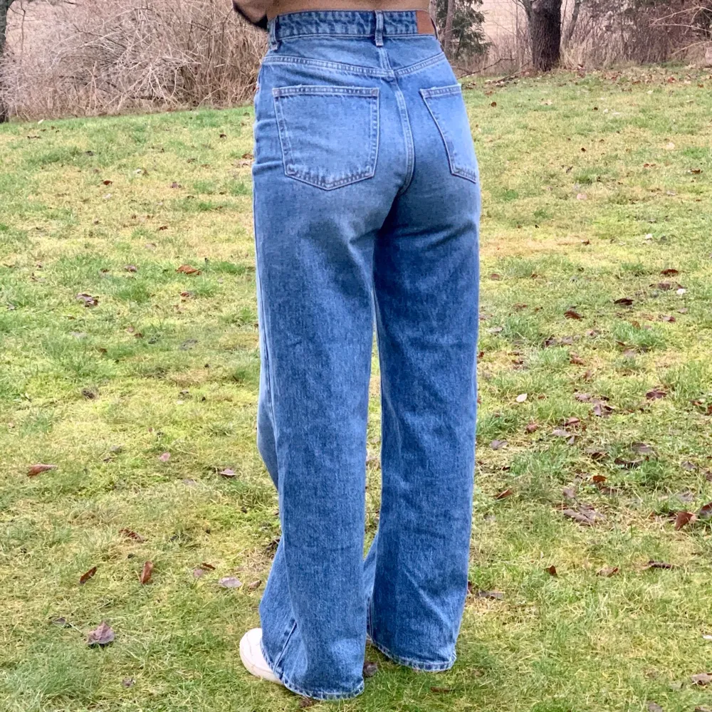 Säljer mina snygga jeans från Gina Tricot då dom är lite för långa för mig (jag är 165cm), man kan sy upp dock men har inte orkat helt enkelt. Använda en gång! Fint skick! Köparen står för frakt :) ställ frågor om ni undrar något! Nypris: 599kr . Jeans & Byxor.