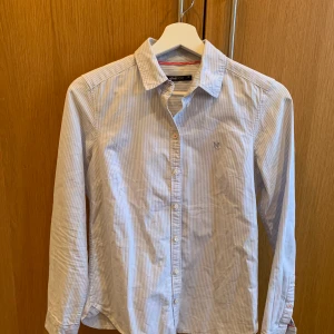 Skjorta Gina Tricot - Vit/blå skjorta från Gina Tricot. Stl. 34. Fin passform!