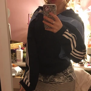 Adidas kofta - As snygg lite over sized adidas sweatshirt. Lite högre i kragen vilket jag personligen bara tycker gör den ännu snyggare❣️