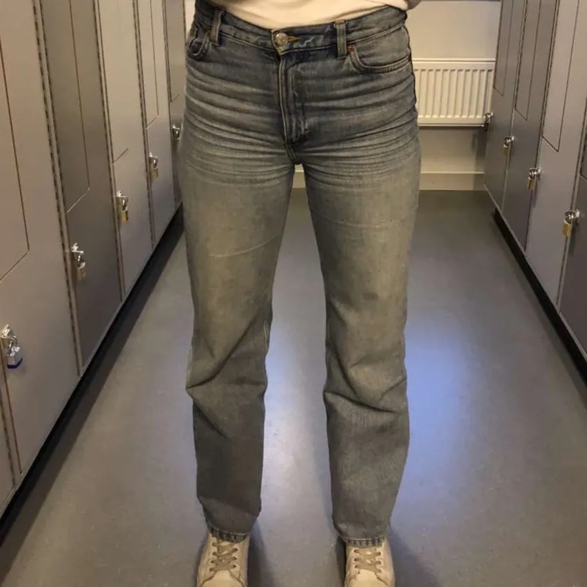 Strl 27. Yoko jeans från monki. Jag är 178cm på bilden så passar även till långa. . Jeans & Byxor.