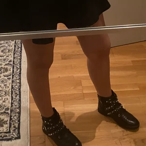 Boots från Zara - Säljer dessa skit coola boots från Zara! Fint skick