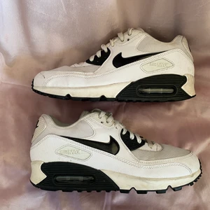 Nike air Max 90 storlek 40 - Säljer mina snygga, svartvita Nike air Max 90. De är sparsamt använda och väldigt bekväma. Säljes pga för små i storleken. :)