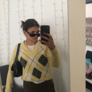 Stickad argyle sweather  - Bra skick inte använd mycket, jättefin men har inte kläder att matcha till och har andra liknande. Käft för 250kr :) är inte säker på fraktkostnaden än :)