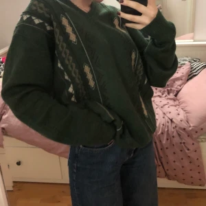 Stickad grön tröja - Thriftad stickad tröja. Mysig och varm. Jag är storlek xs/s och den är oversize på mig. 80kr +frakt. Pris kan absolut diskuteras! (: