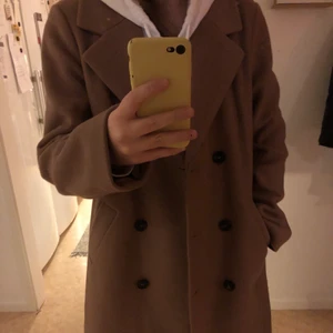 Kappa - Brun snygg kappa från Gina tricot med knappar. Är i superfint skick då den inte är använd alls många gånger. Köparen står för frakt💕