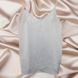 Spetslinne - Spetslinne från Kappahl med en satinlook😍