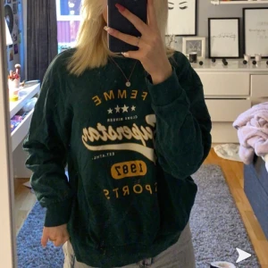 Sweatshirt - En jättefin sweatshirt som ja säljer då den aldrig kommer till användning, köpt här på plick. Strlk S men sitter overzised på mig❤️ köparen står för frakten, 150 som startpris 