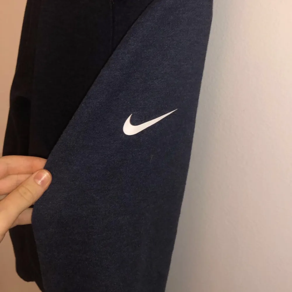 Hej! Säljer denhär fina Nike hoodien som är för stor för mig. Den är i storlek M och är knappt använd. Inga slitningar någonstans, den är i ett veldigt bra skick! Köptes för 300kr. Hoodies.