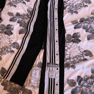 Adidas  - Sjukt snygga byxor från adidas med knappar på sidan.