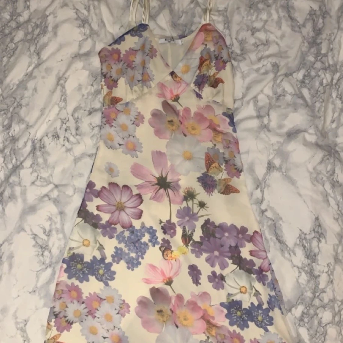 Blommig halvlång klänning NA-KD - 90