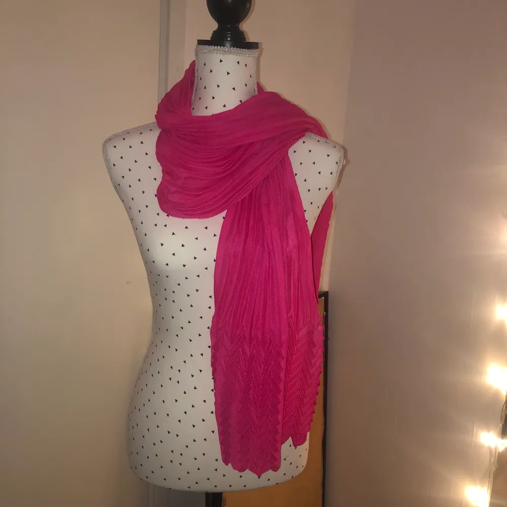 En fin rosa sjal med ett fint mönster! 💕 går bara att skickas . Accessoarer.
