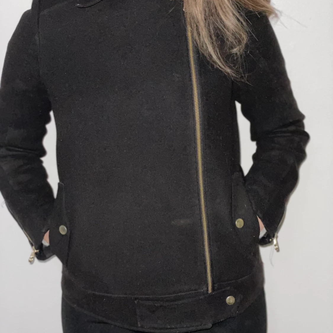 Svart kappa med gulddetaljer - 91