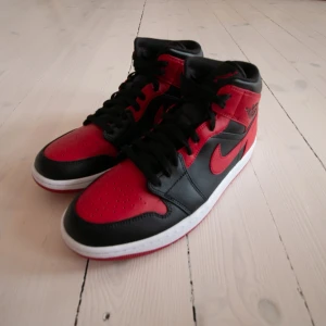Jordan 1 mid banned - Pris: 1800kr    Skick: 10/10 helt nya    Storlek: 43