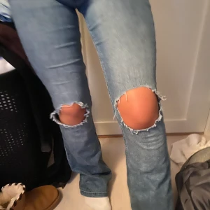 Jeans med hål - Lite för perfekta för att vara sant. Hur snygg!? För endast 150kr i storlek 38
