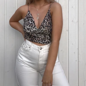 mom jeans - Vita mom jeans från Gina tricot bra skick!🥰 Säljer dem då dom är aningen för stora för mig.