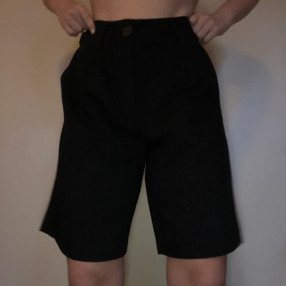 EJ TILLGÄNGLIG JUST NU Bermuda shorts från NAKD i storlek 36, aldrig använda - lappen sitter kvar. Köparen betalar för frakt, standardfrakt 63 kr med postnord. Betalning sker via swish. Inga returer. Skickas 1-2 dagar efter köp. . Jeans & Byxor.