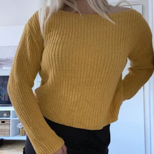 Stickad tröja  - Stickad tröja från hm, storlek xs men passar xs-m, använd ett fåtal gånger så den är i fint skick! Frakten ingår i priset.