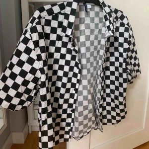  - Sjukt cool oversizeskjorta från H&M i storlek L! Aldrig använd. Köparen står för frakten💞