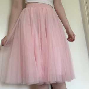 Lång rosa kjol - Superfin lång kjol i tyll med flera lager tyg, knappt använd och i väldigt fint skick. Så söt pastellrosa färg, passar perfekt till en soft look🌸💗