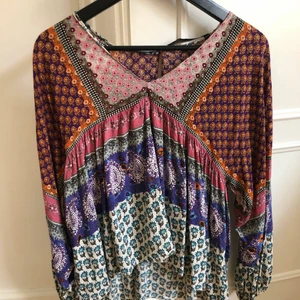 BOHO TOP ZARA - Bohemisk blus från ZARA. Fint skick använd fåtal gånger. Kan mötas upp i Stockholm eller skickas. Frakt tillkomme