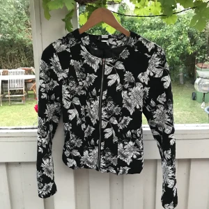 Tunn jacka från H&M 🤍 - Tunn jacka från H&M. Mönstrad i svart och vitt, storlek 34. 🤍 pris: 50kr + eventuell frakt 