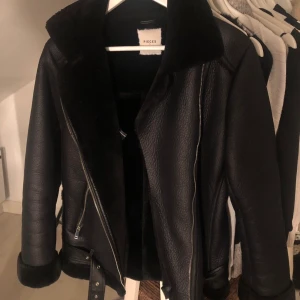 Bonded aviator jacka  - Köpt från Nelly.com, märke Pieces, använd 1 gång. Nypris: 899 kr