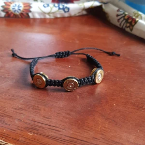 Armband av patroner - Svart macrame armband med patron fläns.