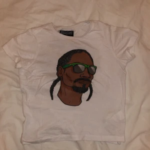 Snoop dogg T-shirt  - Liten snoop dog T-shirt. Skulle säga att den passar en xs- s.. köparen står för frakt 