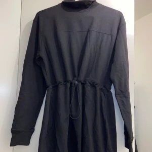 Sweater dress - Mysig klänning i tjocktröja material, aldrig använd med prislapp kvar från missguided