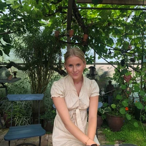 Sommar klänning - Fin klänning som är köpt secondhand men som dock har tappat den översta knappen. Annars i jätte fint skick. Står ingen storlek men är en xs-s 