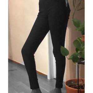 I perfekt skick svarta skinny jeans, nya och väldigt stretchiga!!💓