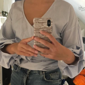 Blå och vit randig blus - Säljer denna superfina blusen köpt från hm! Den är i storlek 34 men passar 36 också då den går att spänna in och ut med bandet. Endast använd en gång så den är som ny! Köparen står för frakten. 