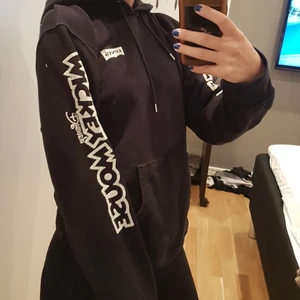 Levi's hoodie stl S - Svart Levi's hoodie. Stl S. Collab med Mickey mouse, det finns ett mussepiggmärke på luvan och även text på båda ärmarna. Väl använd men fint skick. Frakt tillkommer (63 kr). Är det flera intresserade kan det bli budgivning!