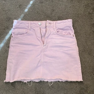  Lila kjol Från zara💜 - En jättefin kjol från zara. Inte använt så många gånger, fint skick. Säljer för 50kr + 70kr frakt ❤️