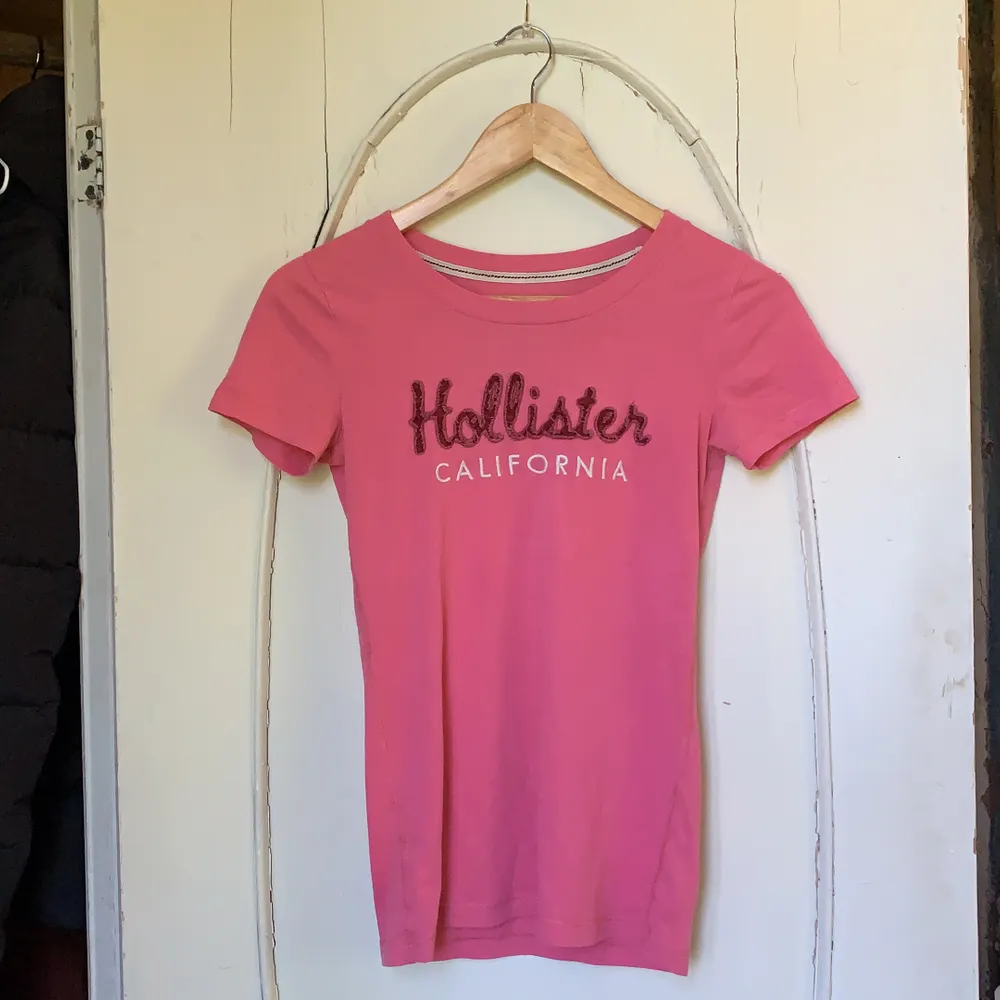 Rosa T-shirt från Hollister som sitter supersnyggt och bekvämt 💕 Använt men bra skick. . T-shirts.