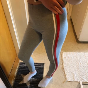 Högmidjade leggings - Gråa leggings med revärer på sidan. Högmidjade. Inköpta på H&M för något år sedan. Lappen sitter inte kvar men strl är nog XS/S. Lite noppriga men inget som märks. 20kr+frakt 