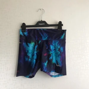 Träningsshorts  - Mönstrade träningsshorts, väldigt stretchiga i tyget! Storleken är M men passar bra på de som är XS/S också!